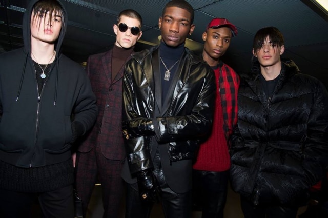 Reprodução/Facebook Backstage Versace em Milão: punk, rock, esporte e alfaiataria juntos na mesma coleção.
