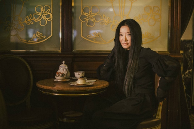 Dmitry Kostyukov/The New York Times A estilista Vera Wang no café Carette em Paris