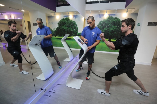 NILTON FUKUDA/ESTADÃO Felipe Castro, da TecFit, em treino de eletroestimulação muscular.