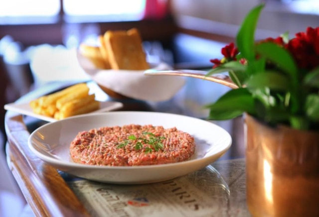 Helena de Castro|Divulgação No Casserole, o steak tartare é preparado na frente do cliente