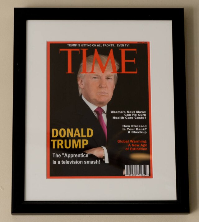 Angel Valentin para o Washington Post Donald Trump usa uma capa da 'Time' falsa como decoração em alguns de seus clubes de golfe nos EUA.