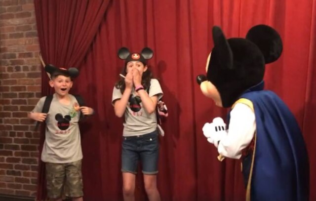 Reprodução/Facebook Courtney Gilmour Com brincadeira de mágica, Mickey deu notícia da adoção aos irmãos Elijah e Janielle