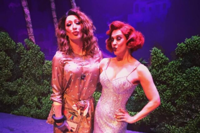 Instagram / @theonlydetox Detox, de 'RuPaul's Drag Race', e Claudia Raia se encontram no cenário do musical 'Cantando na Chuva'.