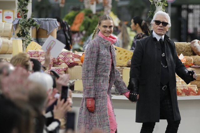 Stephane Mahe/Reuters O alemão Karl Lagerfeld e a modelo Cara Delevingne, no encerramento de um desfile da Chanel, em 2014
