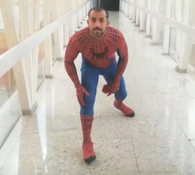Instagram.com/kaysar.dadour Ex-BBB se vestiu de Homem-Aranha para visitar crianças em hospital.