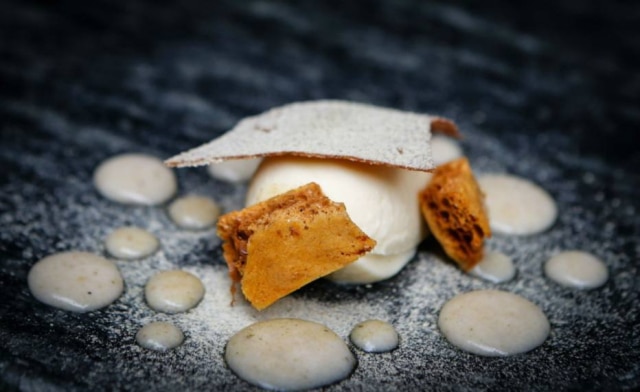 Werther Santana|Estadão Texturas de banana, com sorvete, tuile e honeycomb, do Petí