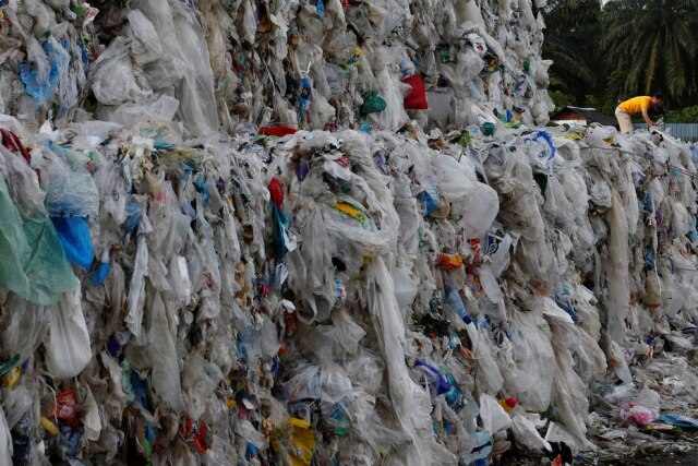REUTERS/Lai Seng Sin Pilhas de plástico em uma usina de reciclagem na Malasia
