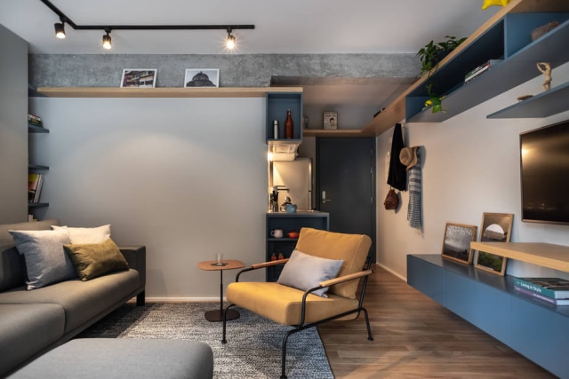 Escanhuela Photo A decoração da sala priorizou elementos neutros e mprocurou liberar a circulação para a varanda.