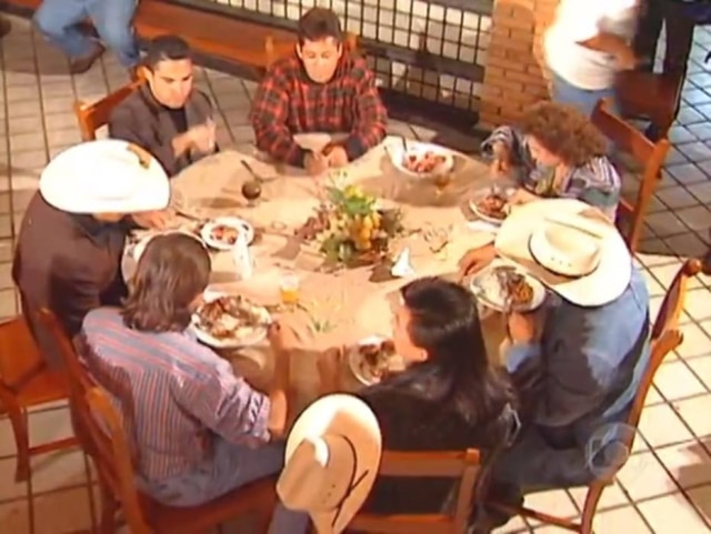 Reprodução de 'Amigos' (1995) / Globo Duplas sertanejas reunidas em refeição durante o primeiro 'Amigos', em 1995.