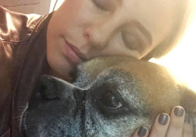 Instagram / @paollaoliveirareal Paolla Oliveira ao lado de seu cão Adjá, morto em janeiro de 2019.