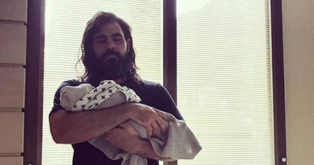 Instagram / @cazarre Juliano Cazarré com seu filho recém-nascido.