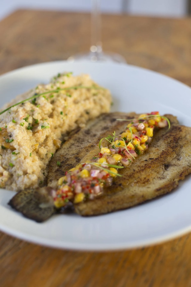 Johnny Mazzilli Truta peabiru, grelhada e servida com vinagrete de manga e quinoa com banana-da-terra do Ají