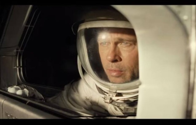 Reprodução/20th Century Fox O ator Brad Pitt, em trecho do filme 'Ad Astra'.