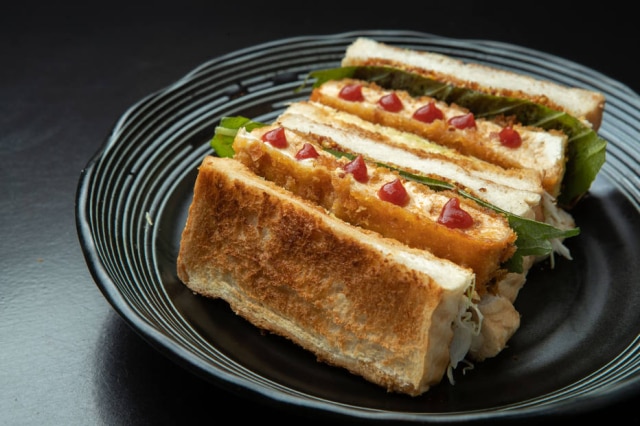 Daniel Teixeira/Estadão Hit. Sanduíche de frango empanado, feito nos moldes do katsu sando, com a crosta crocante e sequinha e a carne suculenta do Kuroda