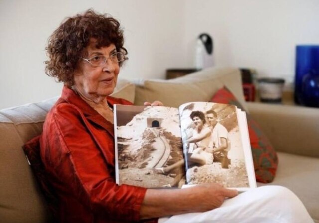 REUTERS/Amir Cohen Nadia Cohen, viúva de Eli Cohen, mostra fotografia dela com seu falecido marido, durante entrevista à Reuters, em Herzliya, Israel.