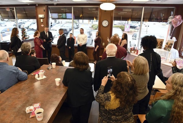 Rick Cinclair/Worcester Telegram & Gazette via AP Jason Roy e Valerie Sneade levaram a família e amigos para a Dunkin' Donuts
