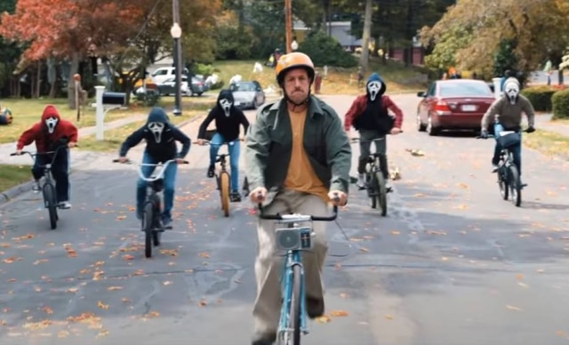 Reprodução de 'Halloween do Hubie' (2020) / Netflix Adam Sandler em cena do filme 'Halloween do Hubie', disponível para assistir na Netflix desde 7 de outubro de 2020