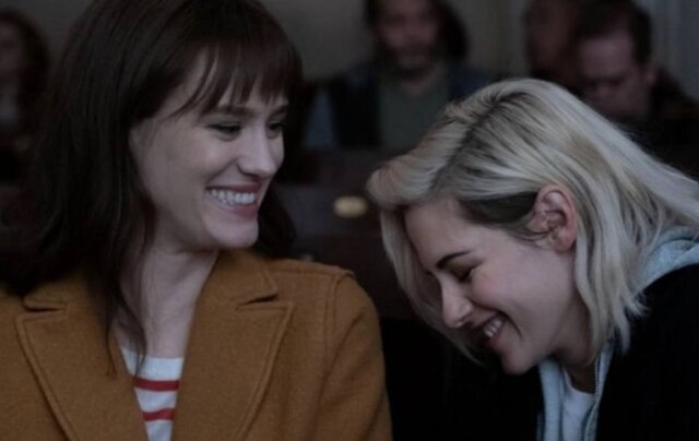 Reprodução Youtube/ Hulu Kristen Stewart e Mackenzie Davis irão protagonizar um casal no filme 'Happiest Season'