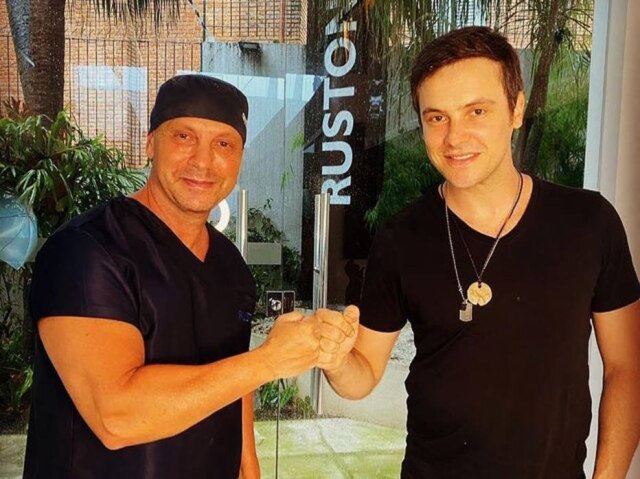 Reprodução Instagram / @sergioguize O ator Sergio Guizé posa com o cirurgião Antonio Rusto, com que realizou um transplante capilar