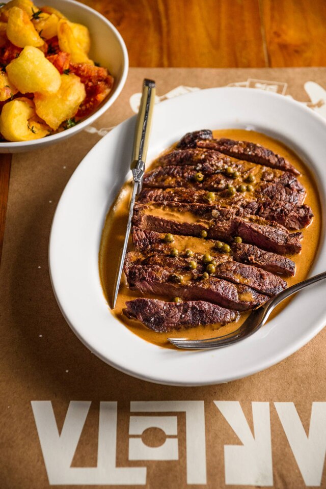 Lucas Terribili Carlota. Baby beef na brasa com molho poivre e meteoros crocantes de batata