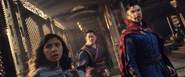 Marvel Studios Cena de 'Doutor Estranho no Multiverso da Loucura', com Benedict Cumberbatch (Dr. Strange), Xochitl Gomez (America Chavez) e Benedict Wong (Wong).