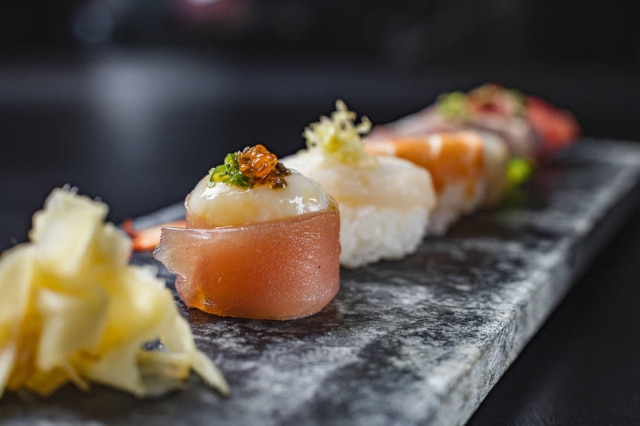 NO balcão de sushi você pode se entregar aos cuidados do sushiman Billy Tatsushi (ex-Santa Maria), deixando com ele a escolha de uma sequência de sushis e sashimis