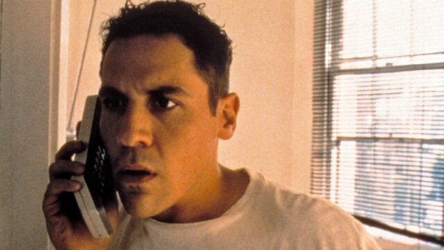 Miramax Films/Everett Collection/NYT No filme "Swingers", o personagem de Jon Favreau estraga suas possibilidades românticas com uma enxurrada de mensagens de correio de voz