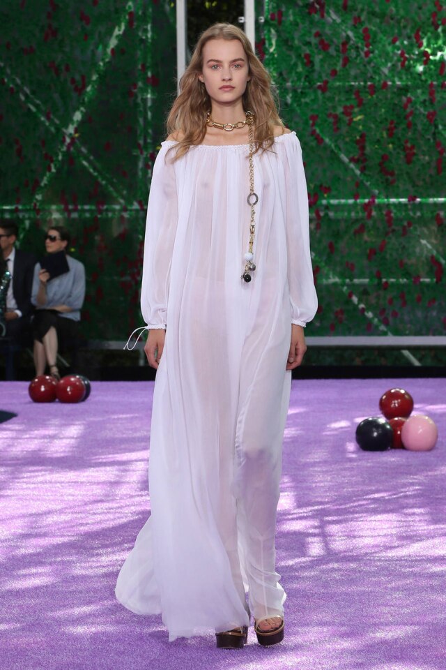 Divulgação Desfile de Alta Costura outono/ inverno 2016 da Dior. Na foto, um vestido fluido, com mangas de ombro a ombro e inspiração nos anos 70