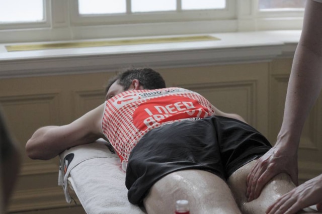 Crimestoppers/ Creative Commons “Entre os principais benefícios do procedimento, podemos citar a eliminação de toxinas e o impedimento da acumulação de líquidos”, diz fisioterapeuta