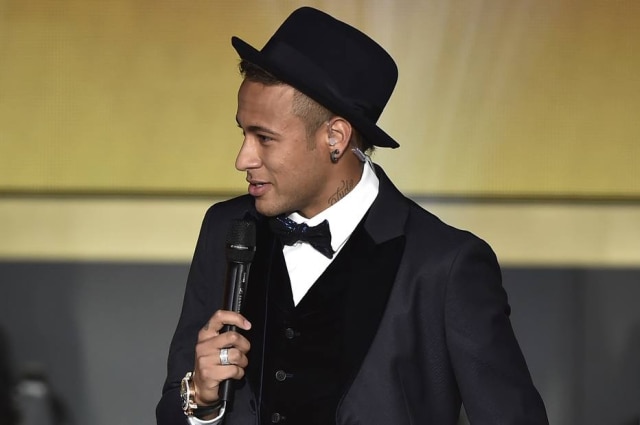 AFP PHOTO / FABRICE COFFRINI O jogador Neymar Jr. na última edição da Bola de Ouro: Chapéu coco completou o look fashionista