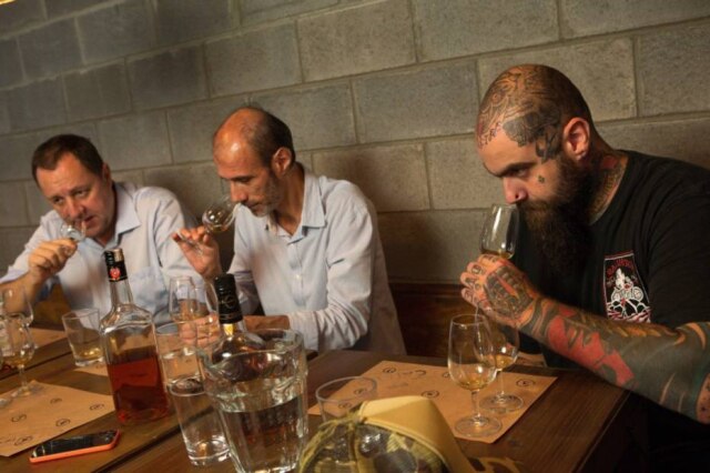 Daniel Teixeira|Estadão Em ação. O especialista em destilados Cesar Adames, o sommelier Manoel Beato e o bartender Fernando Lisboa