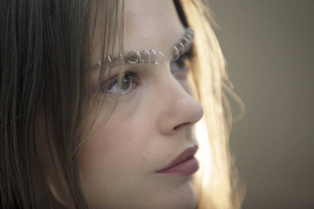 Yana Paskova/The New York Times Uma modelo com piercings na sobrancelha no desfile de primavera 2015 da Rodarte