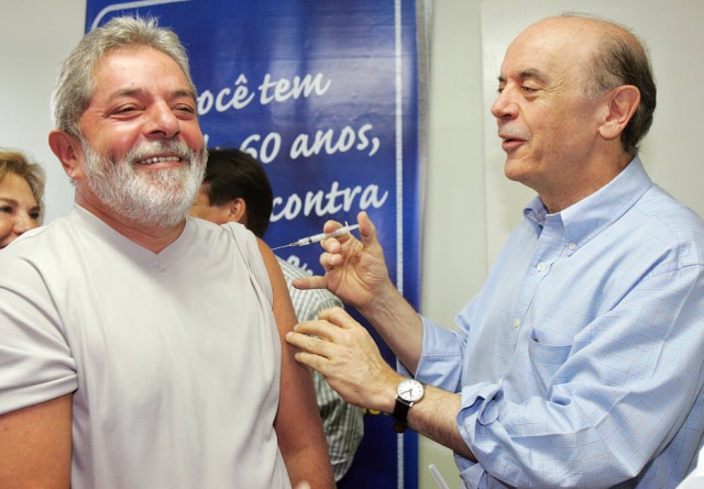 Patrícia Santos/Estadão Lula é vacinado por José Serra na campanha contra gripe em 2008.Clique aqui para conferir a galeria Política em imagens