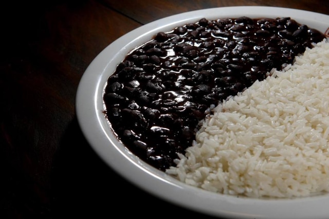 Jonne Roriz/AE Prefira o arroz polido, integral ou parboilizado e evite gorduras e carnes industrializadas no caldo do feijão.
