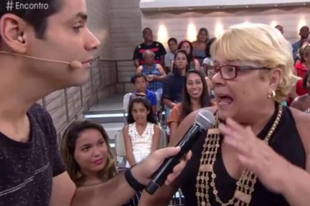 Reprodução Mulher solta palavrão ao vivo no 'Encontro'.