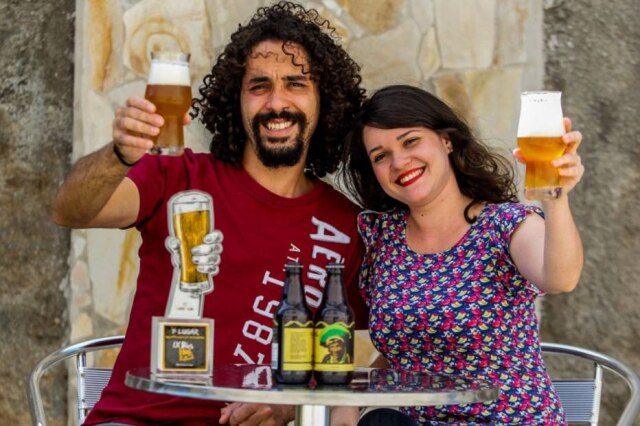 Rafael Arbex|Estadão Cerveja em família. Cássio é o mestre cervejeiro e Rebeca é a sommelière da marca