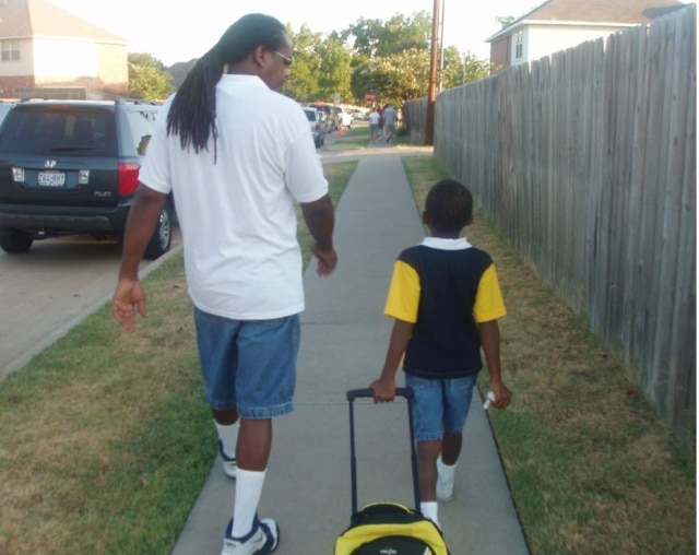 Twitter/@TheOnlyCharlesB Charles Jr. acompanhando o filho no primeiro dia de aula na pré-escola.