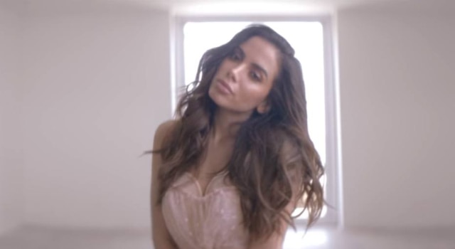 Cena do clipe de 'Will I See You'/Youtube AnittaOficial Clipe foi gravado sob sigilo em São Paulo