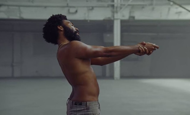 Reprodução de 'This Is America' (2018)/RCA A violência por armas de fogo é tratada no novo videoclipe de Childish Gambino