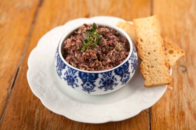 Codo Meletti|Estadão Tapenade (pasta de azeitonas pretas).