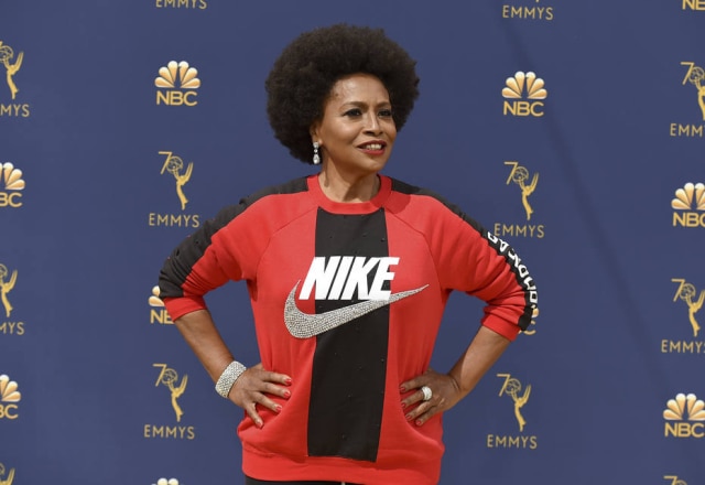 Jordan Strauss/Invision/AP Jenifer Lewis usou moletom e tênis no tapete vermelho da premiação
