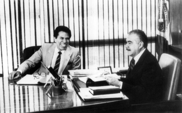 Arquivo / Estadão Silvio Santos ao lado do então presidente José Sarney em foto de 1985, anos antes da venda da Record a Edir Macedo.
