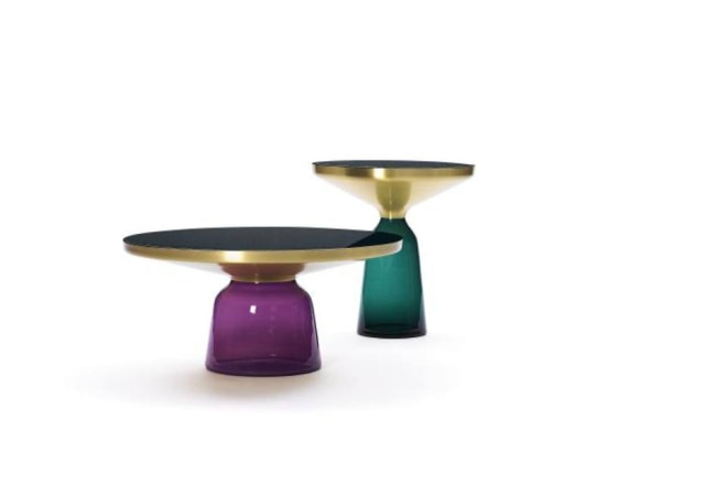 Studio Sebastian Herkner Mesas Bell, com base de vidro soprado, da ClassiCon