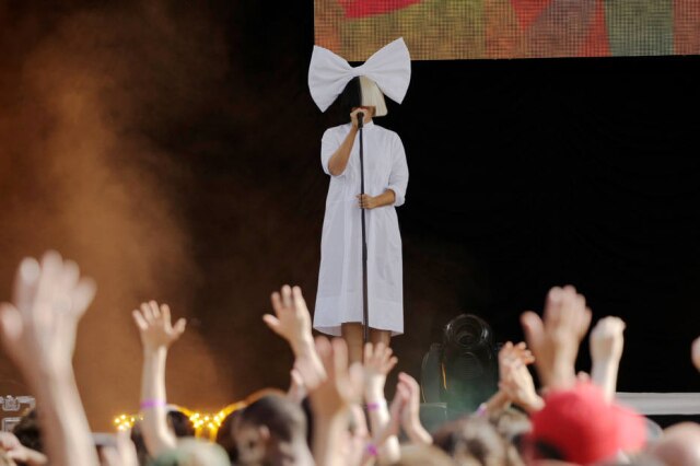 REUTERS/Joe Penney A cantora Sia durante performance em Nova York, nos Estados Unidos.
