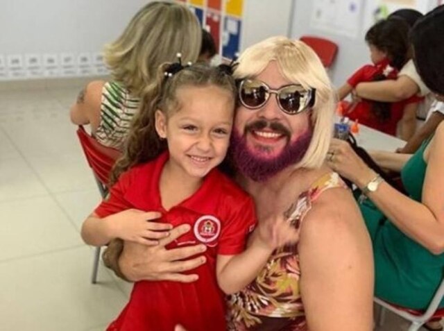 Instagram/@danielcorrea69 Viúvo se veste como mulher e participa de homenagem da filha no Dia das Mães da escola.