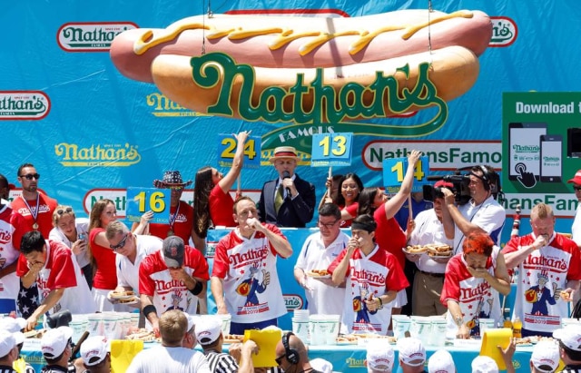 Justin Lane / EFE / EPA George Chiger, Joey Chestnut, Maz Suzuki durante concurso de hot dogs do Nathan's.