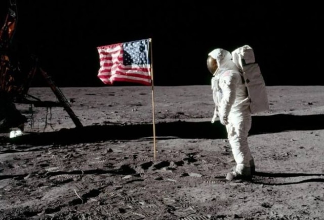 Neil Armstrong/NASA Astronauta Buzz Aldrin ao lado de bandeira dos EUA fincada na Lua.