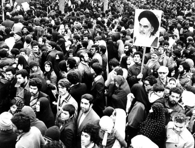 REUTERS Apoiadores do aiatolá Khomeini mostra sua imagem em Teerã, no Irã, durante a revolução islâmica de 1979