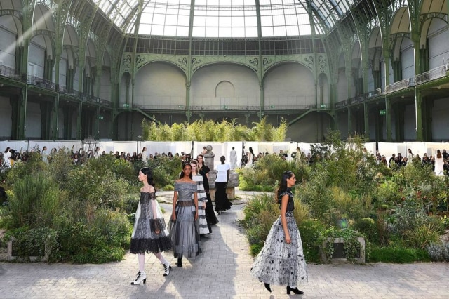 Christophe Archambault / AFP O Grand Palais foi transformado no jardim da Abadia de Aubazine, França, onde Coco Chanel cresceu