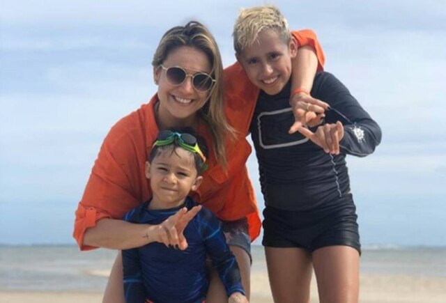 Instagram / @gentilfernanda A jornalista Fernanda Gentil com os dois filhos, Lucas e Gabriel